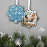 Blauw Wit Holly Sneeuwvlokken Vrolijk Kerstmis Fot Ornament Kaart<br><div class="desc">Prachtige sneeuwvlokvormige Merry Christmas kaart en ornament in één bedrukt met je foto,   witte sneeuwvlokken,  witte holly bessen met groene bladeren,  en jouw naam en het jaar.</div>