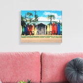 Blauw-wit huis omringd door surfplanken Duri Canvas Afdruk (Insitu (Woonkamer))