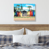Blauw-wit huis omringd door surfplanken Duri Canvas Afdruk (Insitu (Slaapkamer))
