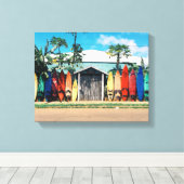 Blauw-wit huis omringd door surfplanken Duri Canvas Afdruk (Insitu (Houten vloer))