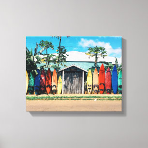 Blauw-wit huis omringd door surfplanken Duri Canvas Afdruk
