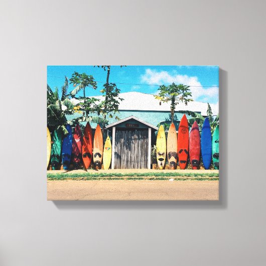 Blauw-wit huis omringd door surfplanken Duri Canvas Afdruk (Voorkant)