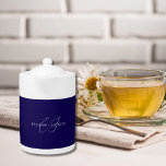 Blauw-wit klassieke minimalistische naam aangepast theepot<br><div class="desc">Het ontwerp shows een aanpasbare naam samen met een aanpasbare naam monogram in klassieke witte kalligrafie en typografie met marineblauwe achtergrond.</div>