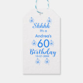 Blauw wit mauve shhhh 60ste verjaardag bloemnaam cadeaulabel (Achterkant)