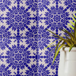 Blauw-wit Mediterraan Azulejo Portugees Tegeltje<br><div class="desc">Dit prachtige decoratieve keramische tegel ontwerp toont een boeiend geometrisch patroon,  bestaande uit prachtige blauwe vormen die tegen een ongerepte witte achtergrond worden geplaatst. Geïnspireerd door de betoverende mediterrane Azulejo-stijl,  voegt deze levendige creatie een vleugje elegantie toe aan elke ruimte.</div>