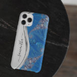 Blauw wit metaal handgeschreven monogram Case-Mate iPhone case<br><div class="desc">Dit ontwerp is ook beschikbaar op andere telefoonmodellen. Kies het Type van Apparaat om andere hoesjes van iPhone, van Samsung Galaxy of van Google te zien. Sommige stijlen kunnen worden gewijzigd door Stijl te selecteren als dat een optie is. Dit ontwerp kan op het gebied worden gepersonaliseerd dat door de...</div>