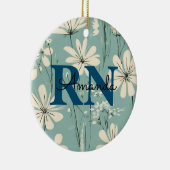 Blauw Wit Modern Daisy Gepersonaliseerde Naam RN V Keramisch Ornament (Rechts)