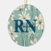 Blauw Wit Modern Daisy Gepersonaliseerde Naam RN V Keramisch Ornament (Links)