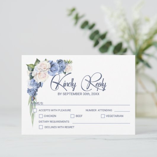 Blauw Wit Rose Bloemen bruiloft RSVP Kaartje (Staand voorkant)