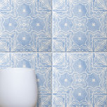 Blauw Wit Symmetrisch Patroon met Marmeren Kijk Tegeltje<br><div class="desc">Deze keramische tegel is voorzien van ingewikkelde symmetrische patronen geschilderd in verschillende tinten blauw. Het centrale ontwerp, dat lijkt op een bloem- of stervorm, is omgeven door lijnen en rondingen, waardoor een boeiend visueel effect ontstaat. In elke hoek van de tegel zijn er vier soortgelijke design die abstracte voorstellingen van...</div>