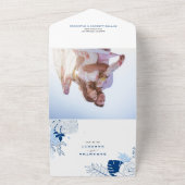 Blauw & Wit Tropisch Bladeren Bruiloft All In One Uitnodiging (Buitenkant)