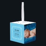 Blauw wit zwart - Aangepaste foto's voor geboorte Decoratie<br><div class="desc">Stijlvolle kubusversiering met ruimte voor drie prachtige foto's van uw baby. Voeg de naam van je kind,  de geboortedatum en de geboortestaat toe in witte lijsten tegen een blauwe achtergrond. De top- en onderkant hebben zwarte poka-punten.</div>