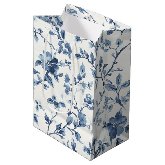 Blauw Witte Bloemige Bruidsdouche Medium Cadeauzakje (Voorkant Gekanteld)