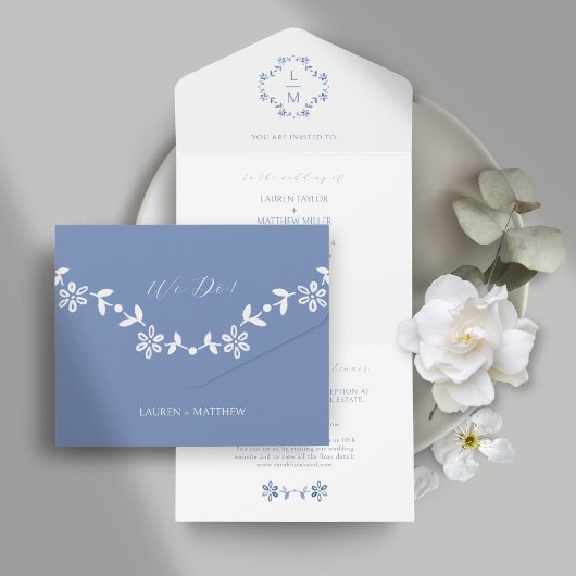 Blauw-witte bloemmonogram all in one uitnodiging