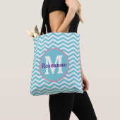Blauw-witte Chevron met Monogram en Naam Tote Bag (Dichtbij)