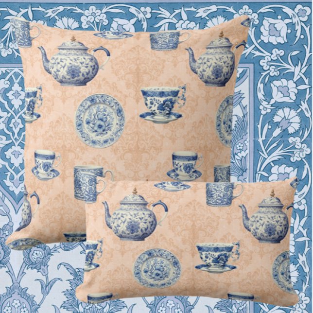 Blauw-witte chinoiserie verouderde perzik damast V Kussen (Blue and white chinoiserie on faded peach damask)