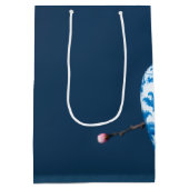Blauw Witte Kersenbloesem Pot Tijdloze Luxe Medium Cadeauzakje (Achterkant)