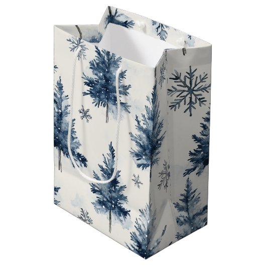 Blauw Witte Kerstbomen Sneeuwvlokken Medium Cadeauzakje (Voorkant Gekanteld)