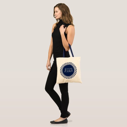 Blauw-witte krans met monogram tote bag (Voorkant (model))