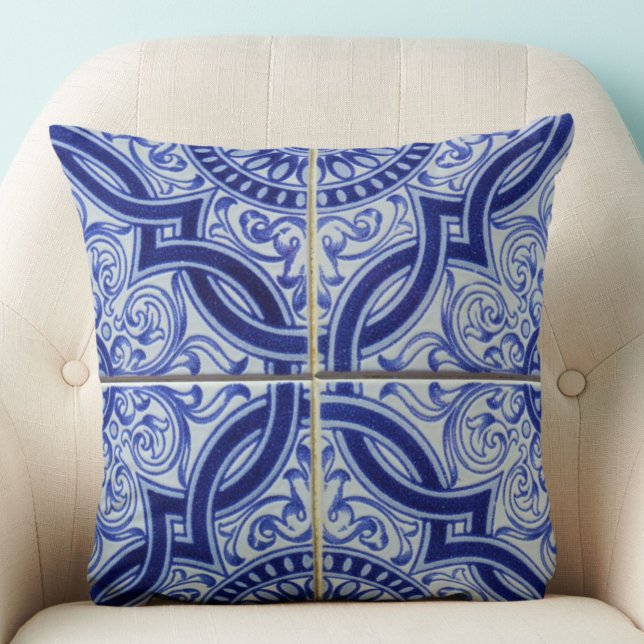 Blauw-witte mediterrane keramische Tegel Kussen (An elegant blue and white vintage Portuguese tile pattern throw pillow to add style to your space.)