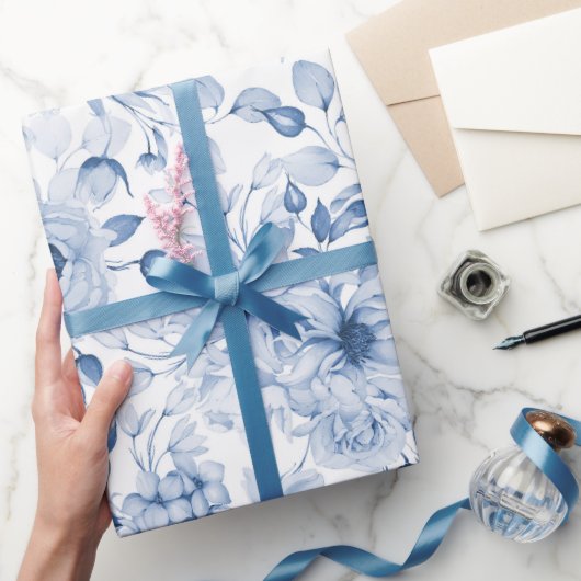 Blauw-witte pioenen en bloesems Waterverf Cadeaupapier (Geschenken)