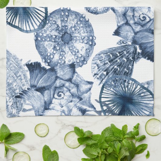 Blauw-witte schelpen Kustontwerp Theedoek (Gevouwen)