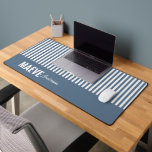 Blauw-witte streep gepersonaliseerde moderne elega bureaumat<br><div class="desc">Moderne minimale typografie meisjesachtige stoffige blauw-witte streep elegante eenvoudige unieke gepersonaliseerde ontwerp van de kado mat.</div>