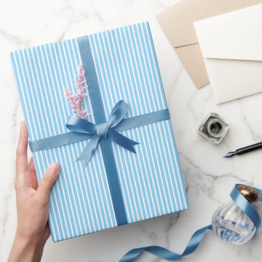 Blauw Witte Strepen Kerstmis Verjaardag bruiloft C Cadeaupapier (Geschenken)