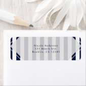 Blauw & Witte Strepen Modern Gestreepte Uitnodigin Etiket (Insitu)