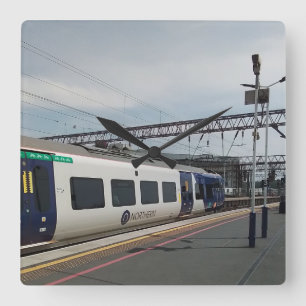 Blauw-witte trein vierkante klok