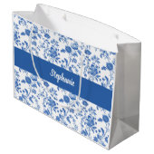 Blauw Witte Vintage Bloemige Monogram Naam Groot Cadeauzakje (Achterkant Gekanteld)