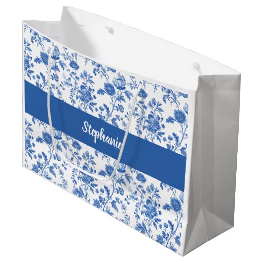 Blauw Witte Vintage Bloemige Monogram Naam Groot Cadeauzakje (Voorkant Gekanteld)