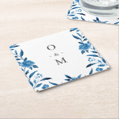 Blauw-witte waterverf bloemenbruiloft monogram kartonnen onderzetters (Schuin)