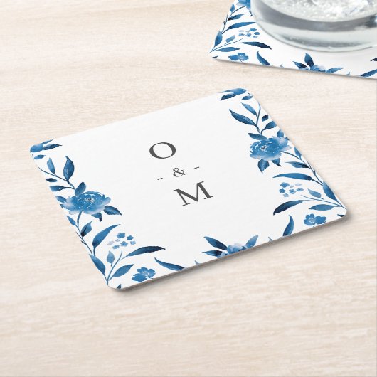 Blauw-witte waterverf bloemenbruiloft monogram kartonnen onderzetters (Schuin)