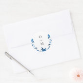 Blauw-witte waterverf bloemenbruiloft monogram ronde sticker (Envelop)