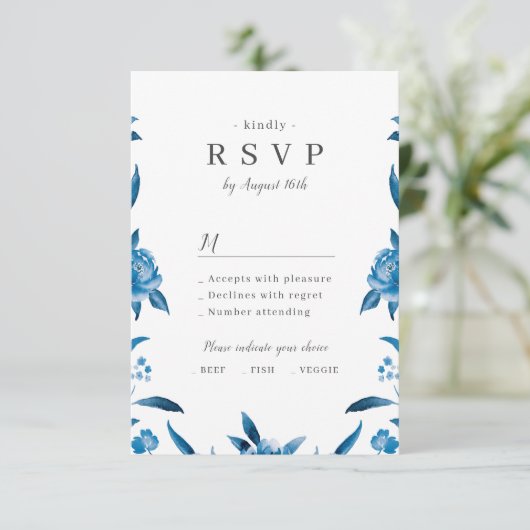 Blauw-witte waterverf bloemenbruiloft RSVP (Staand voorkant)