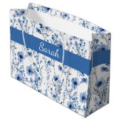 Blauw Witte Wilde Bloem Florale Monogram Naam Groot Cadeauzakje (Achterkant Gekanteld)