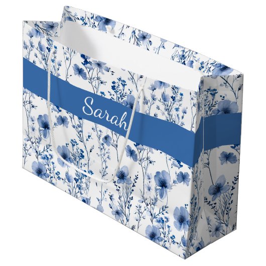 Blauw Witte Wilde Bloem Florale Monogram Naam Groot Cadeauzakje (Voorkant Gekanteld)