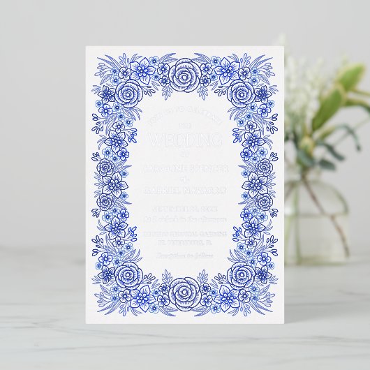 Blauw Zilver Chinoiserie Bloemen Franse bruiloft Folie Uitnodiging (Staand Voorkant)