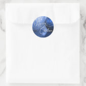 Blauw, zilver en wit kerstgroet ronde sticker (Tas)