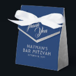 Blauw & Zilveren Bar Mitzvah Modern Dank u Bedankdoosjes<br><div class="desc">Moderne en elegante blauwe en zilvergrijze balk Mitzvah Dank u dat u vakken met eenvoudige faux zilveren randen aan de rand van de textuur en gepersonaliseerde tekst gunt. Coördinerende punten beschikbaar in de Sectie van de Bar Mitzvah van de Ontwerper van Zazzle van de Grafiek van het Papier. Geef de...</div>
