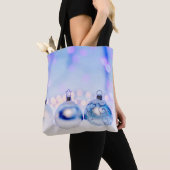 Blauw Zilveren Kerst Decor Ballen Tote Bag (Dichtbij)