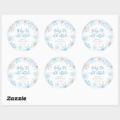 Blauw zilveren sneeuwvlokken baby zijn koude buite ronde sticker (Vel)