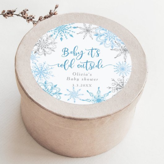 Blauw zilveren sneeuwvlokken baby zijn koude buite ronde sticker