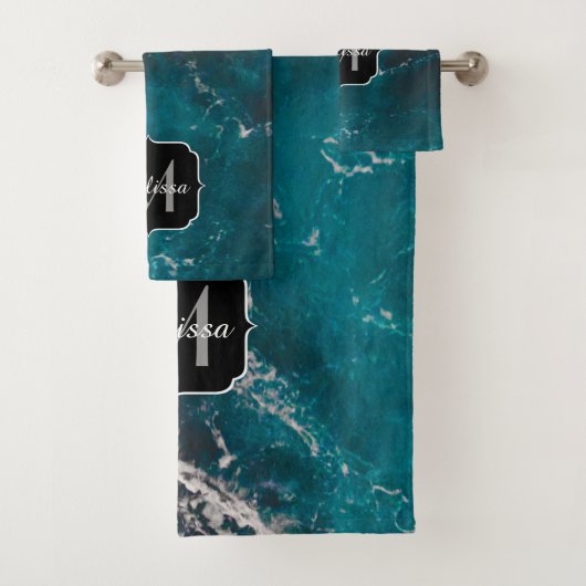 Blauw zwart ombre zee Monogram Bad Handdoek (Insitu)