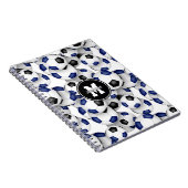 Blauw zwart voetballen patroon monogram notitieboek (Rechterzijde)