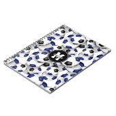 Blauw zwart voetballen patroon monogram notitieboek (Linkerzijde)