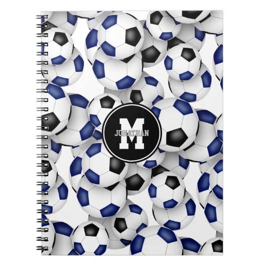 Blauw zwart voetballen patroon monogram notitieboek (Voorkant)