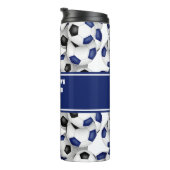 Blauw zwart voetballen patroon w aangepaste naam thermosbeker (Geroteerd rechts)
