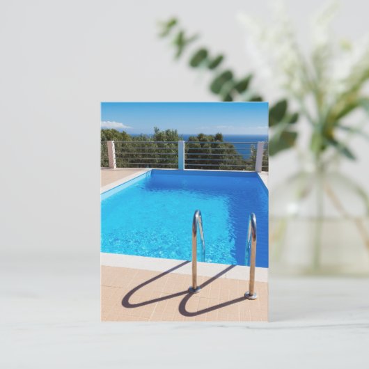 Blauw zwembad met treden op het zee briefkaart (Staand voorkant)